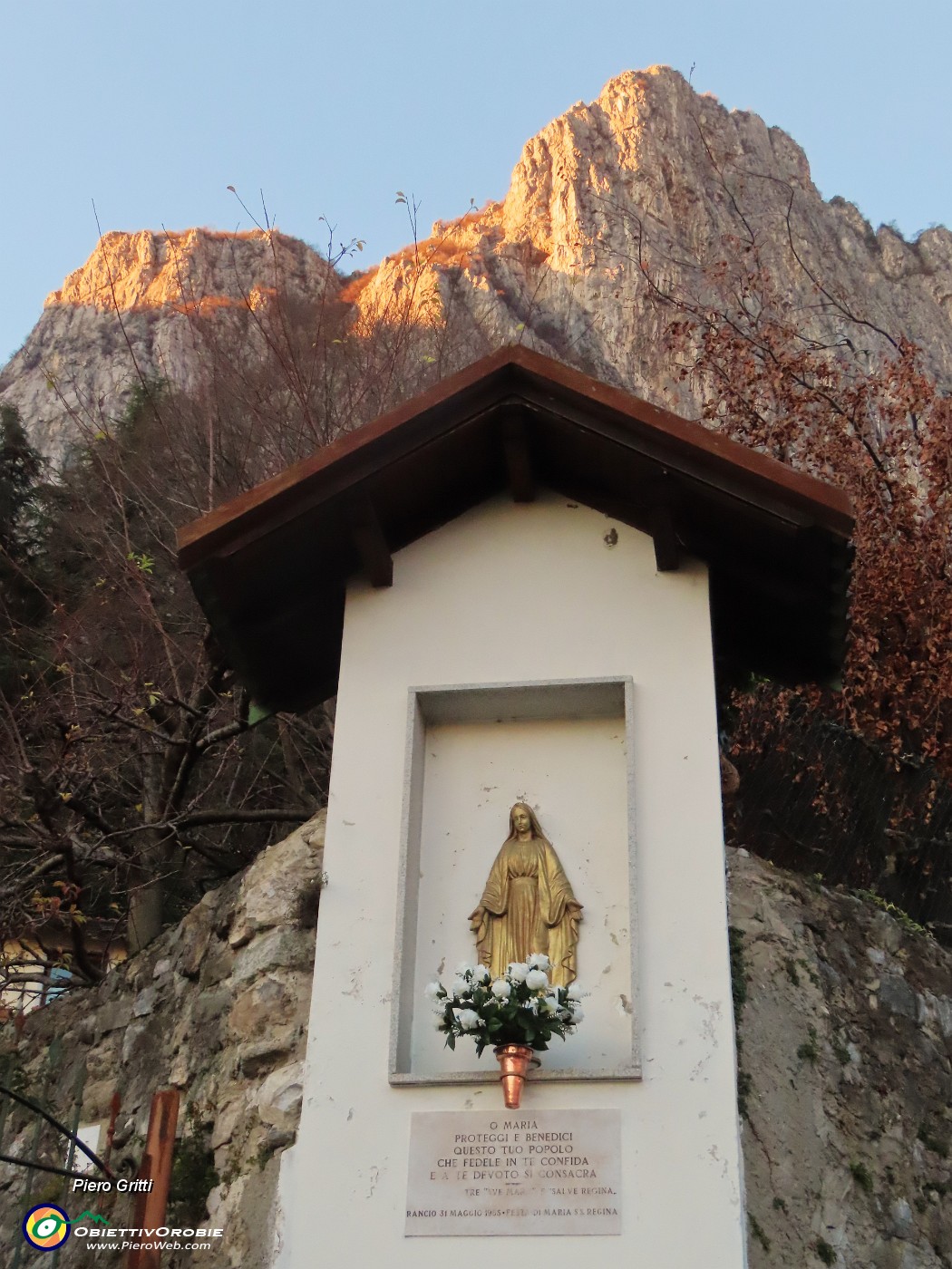 69 Cappelletta Madonna con vista sul Corno di Medale al tramonto.JPG